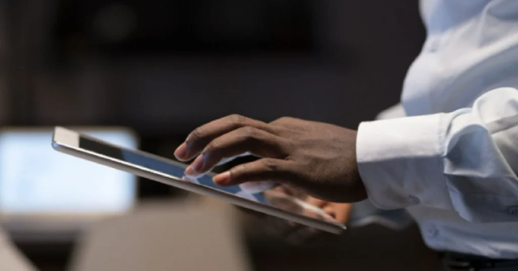 app and socials aliensync